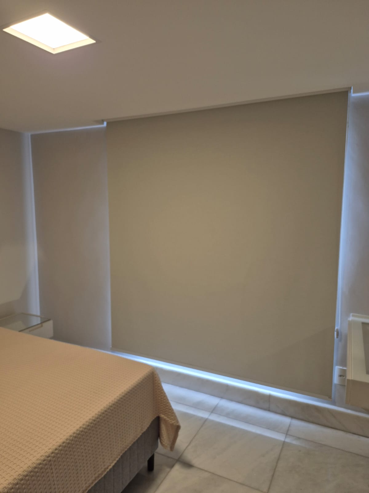 Persiana em quarto com LED